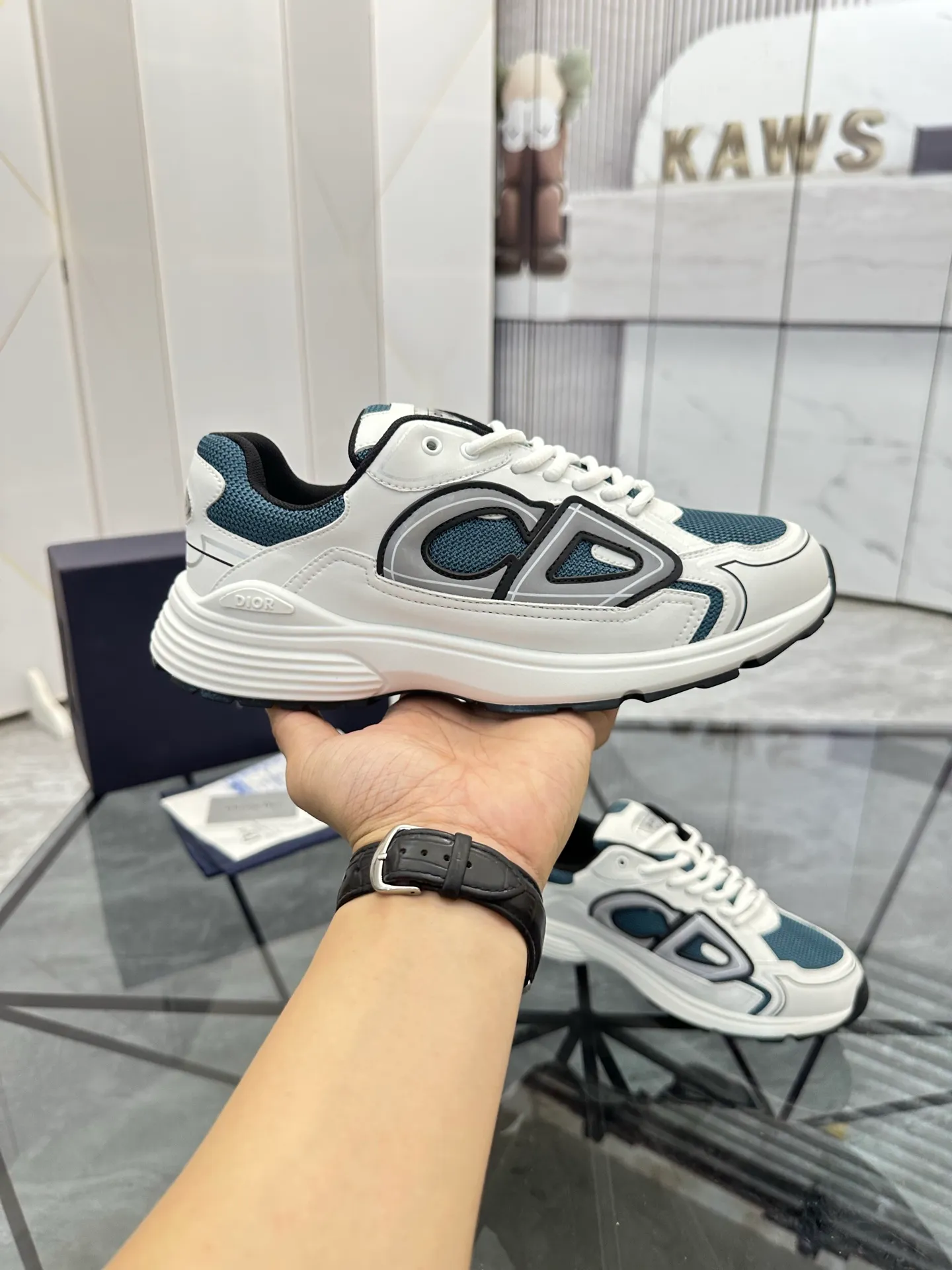 Men's shoes: 💰P400¥ Available in Guangzhou Product trademark: Dior* "Dior*" low-top casual shoes Regular size: 35-46 (can be customized to 47) Couple style Product materials: Upper imported cowhide stitched with original fabric, breathable lining, ultra-light foam original outsole. No.: 007